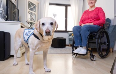 Avustajakoirat ovat mahdollistaneet minulle sen, että selviän yksinasuvana, kiittelee Pöytyän Kyrössä asuva Kristina Sjöstedt.