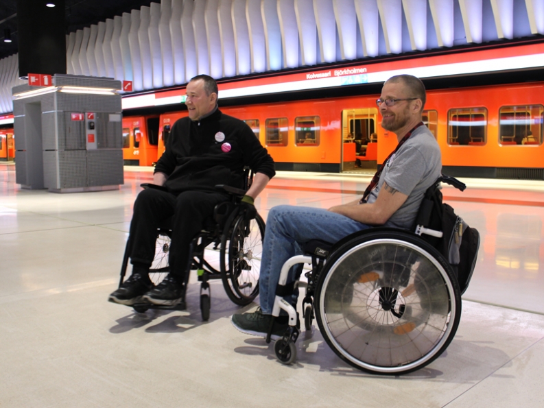 Apuvälinekummit metro-oppaina