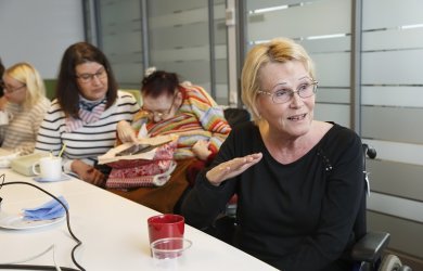 Raadin varapuheenjohtaja Seija Peltoniemi haluaa kannustaa asukkaita antamaan palautetta.