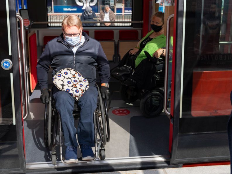 Petri Pohjonen Tampereen ratikassa