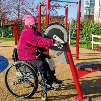 Jyväskylän vammaisneuvoston puheenjohtaja Satu-Maria Virtanen tutustumassa Lutikonpuiston laitteisiin
