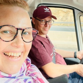 Riikka Nieminen ja Joni Mahlamäki asuntoautossa