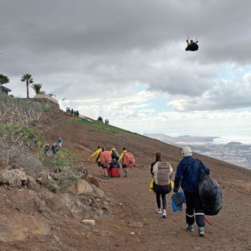 Palveluun kuului myös Mikon auttaminen ”pulkassa” lähtöpaikalle Costa Adeje -vuoren rinteeseen.