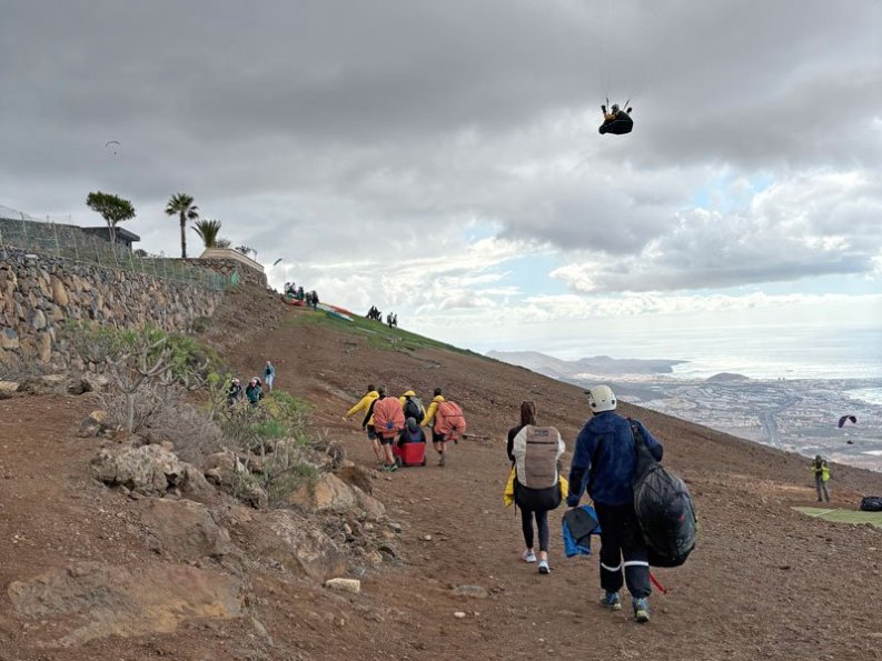 Palveluun kuului myös Mikon auttaminen ”pulkassa” lähtöpaikalle Costa Adeje -vuoren rinteeseen.