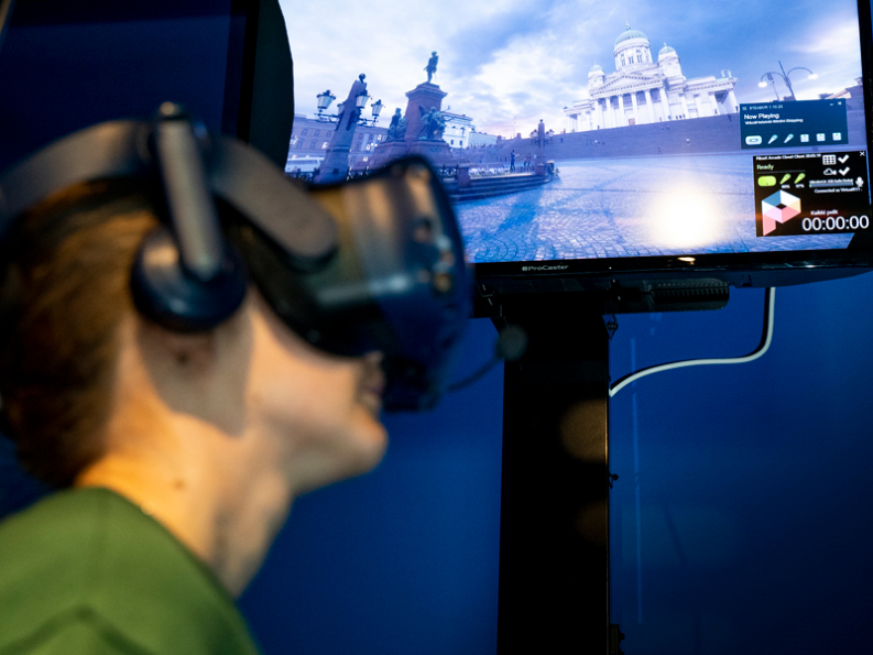 Virtuaalitodellisuuslaseja käyttäessä päästään hyvin lähelle aitoa kokemusta